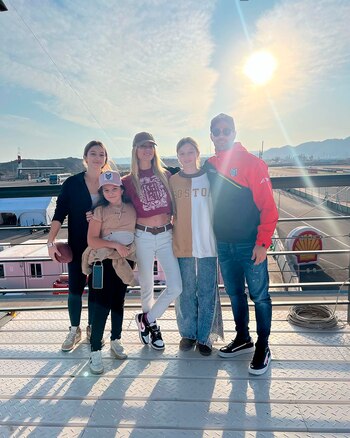 Nicole Neumann junto a sus