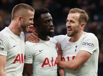El colombiano Dávinson Sánchez junto a Eric Dier yHarry Kane en un partido del Tottenham. REUTERS/Hannah Mckay