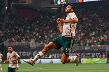 Raúl Jiménez rompe la sequía: marca su primer gol en jugada desde 2020 con la Selección Mexicana (USA TODAY/Dale Zanine)