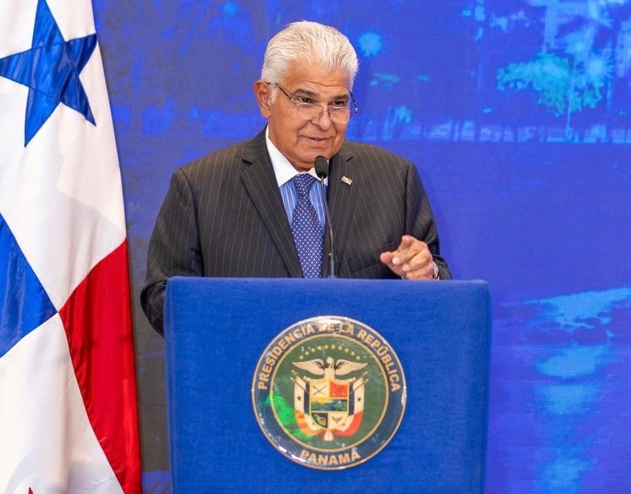José Raúl Mulino, presidente de Panamá, sancionó las leyes 553, 554 y 555 antes de iniciar su gira oficial por Singapur y Vietnam. EFE