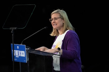En Phoenix, los permisos para nuevos centros de datos podrían duplicar la demanda eléctrica, generando preocupación en la alcaldesa Kate Gallego (REUTERS/Go Nakamura)