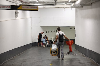 Una persona lleva un misil