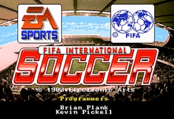 Pantalla de título pixelada del videojuego FIFA International Soccer con el logotipo de EA Sports y FIFA, y los nombres de los programadores sobre un estadio