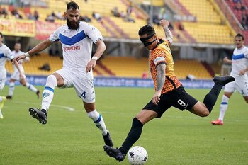 Lapadula enfrentando al venezolano Chancellor.