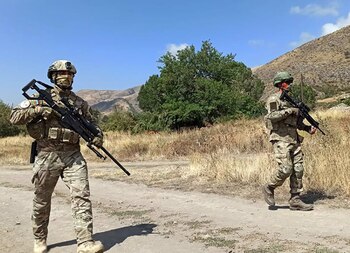 Imagen de dos militares del Ejército de Azerbaiyán. MINISTERIO DE DEFENSA DE AZERBAIYÁN