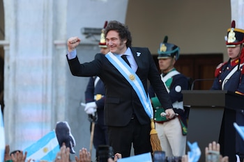 Euforia. El presidente Milei saluda