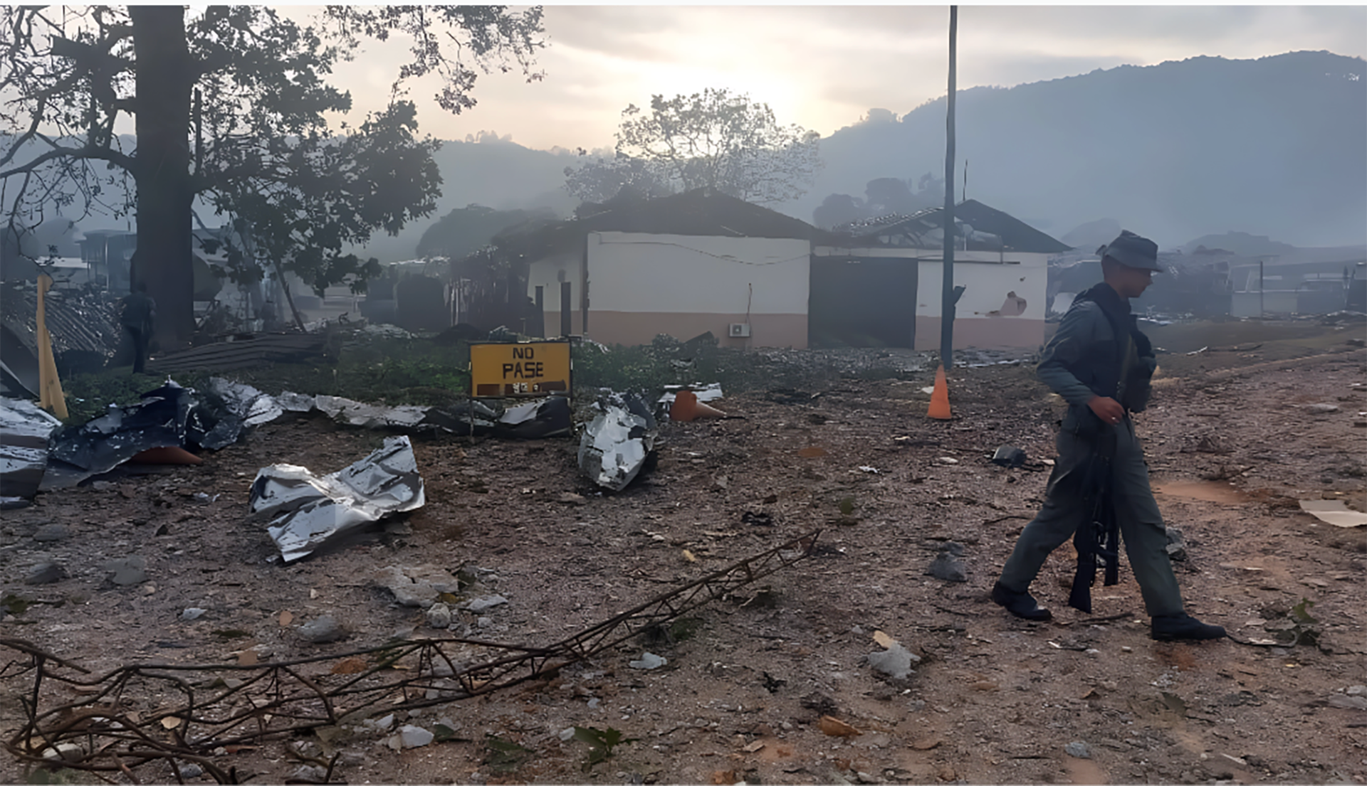 Un militar pasa sobre los escombros que dejaron los bombardeos sobre la capital venezolana