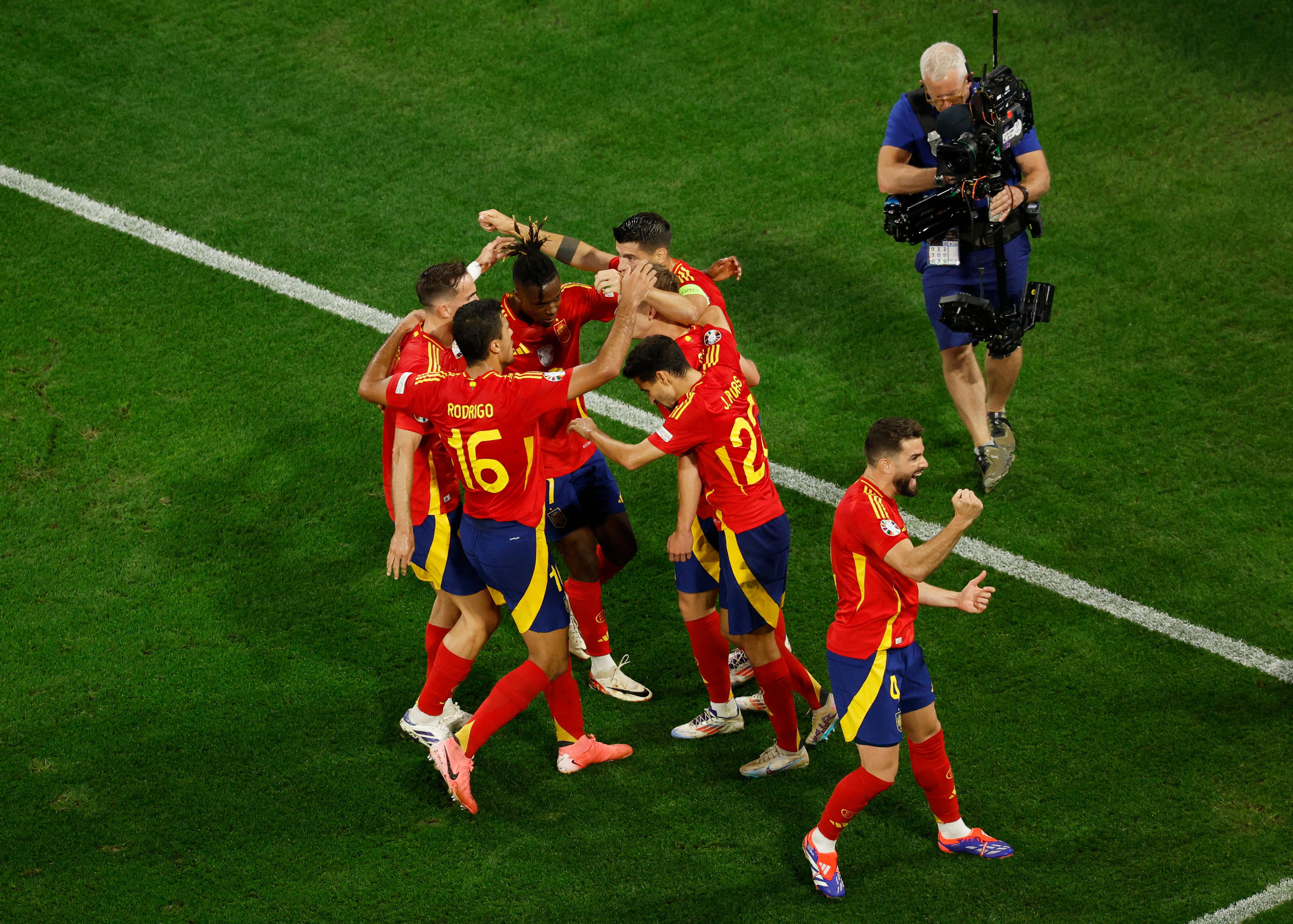 Los jugadores de la selección española celebrando un gol en el partido de semifinales de la Eurocopa ante Francia (REUTERS/Heiko Becker)