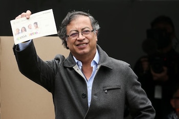 Gustavo Petro, vota en un