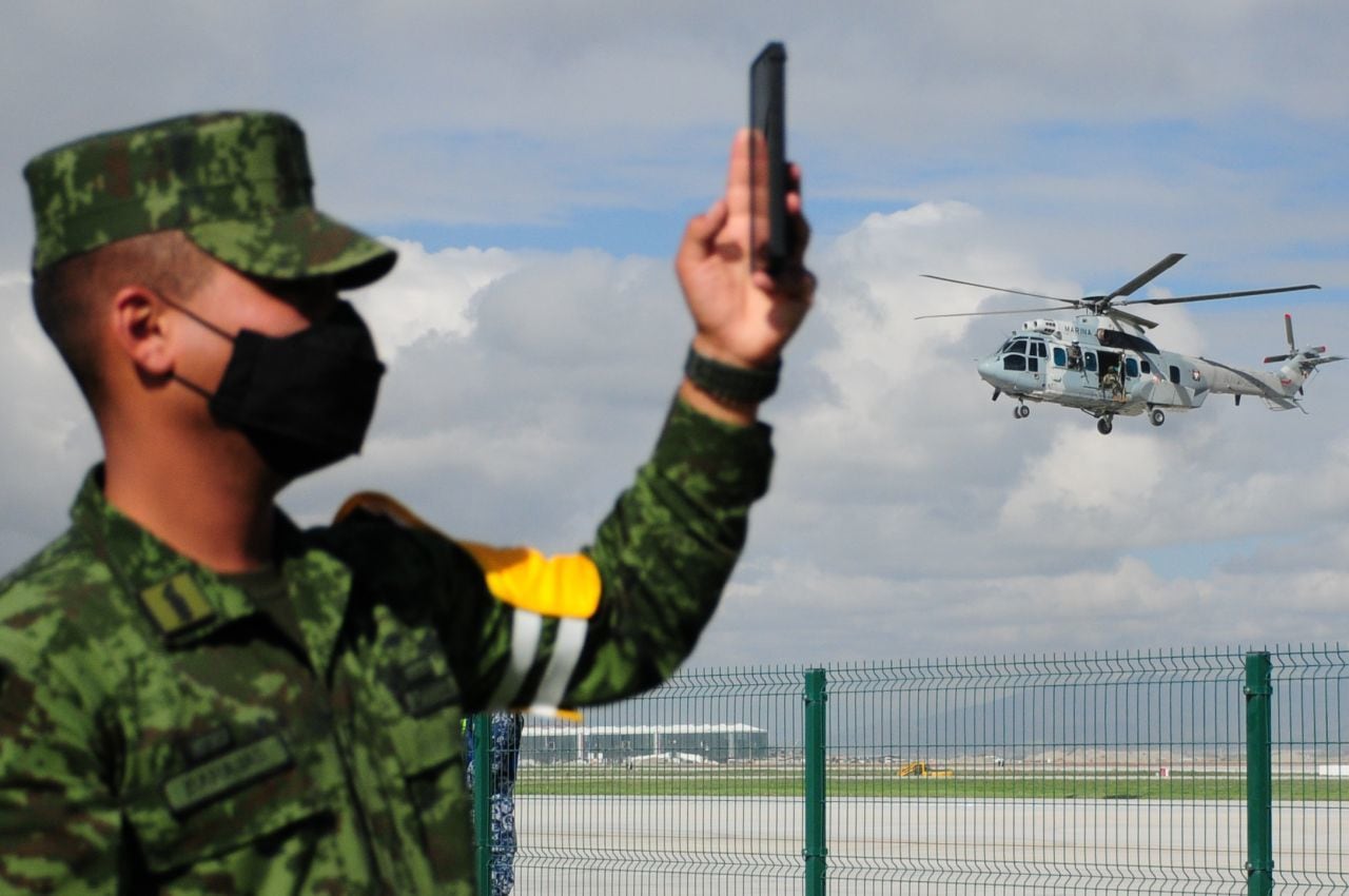 TECÁMAC, EDOMEX, 11SEPTIEMBRE2021.- Esta mañana en las nuevas instalaciones de la Base Militar Aérea N°1, ubicada en lo que será el Aeropuerto Internacional Felipe Ángeles (AIFA), se llevó a cabo el ensayo de la Fuerza Aérea Mexicana de cara al próximo desfile militar de este 16 de septiembre, un total de 99 aeronaves se desplegarán por el cielo de la capital el próximo miércoles. FOTO: DANIEL AUGUSTO /CUARTOSCURO.COM