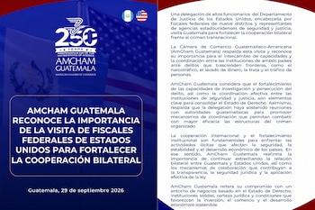 Comunicado de AmCham Guatemala con un texto en fondo azul y blanco sobre la visita de fiscales federales de Estados Unidos y banderas de ambos países.