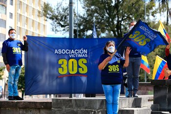 Policías y familiares con carteles