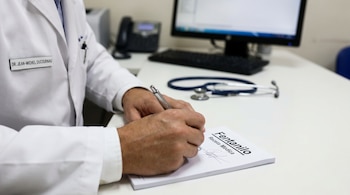 Un médico es condenado a un año de prisión por recetar fentanilo a sus pacientes (Visuales IA)