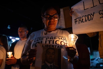 Los familiares con velas y