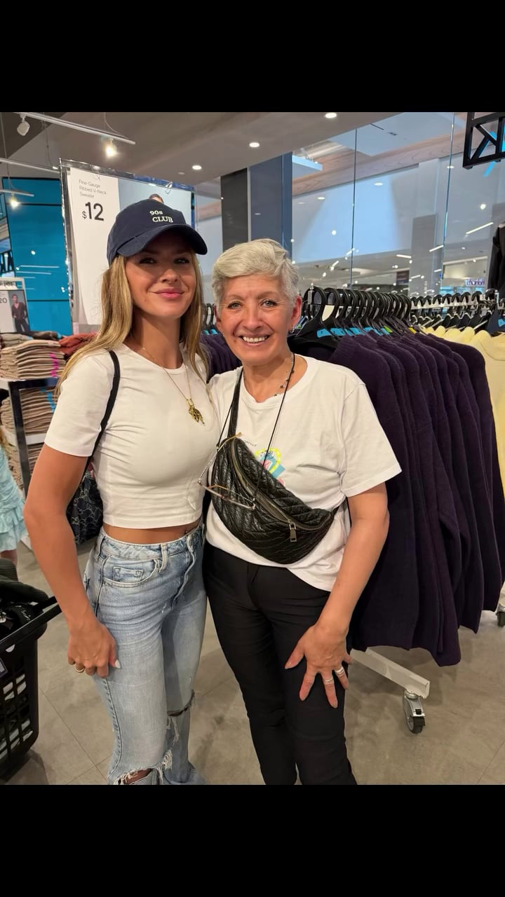 La actriz Eugenia Suárez posa junto a una seguidora en el interior de un comercio de indumentaria.