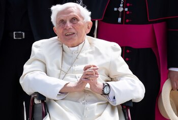 Benedicto XVI en el aeropuerto