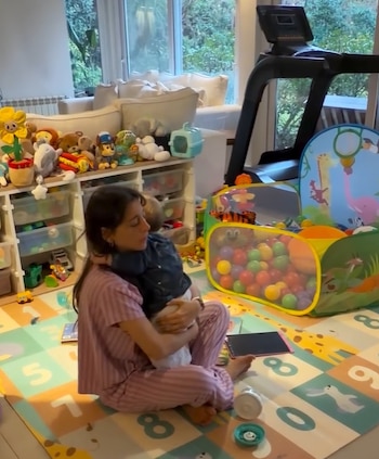 Sol y su hijo disfrutaron de un emotivo abrazo luego de un breve momento de aprendizaje en su rincón predilecto (Captura de video)
