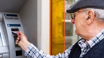 Un pensionista saca dinero en