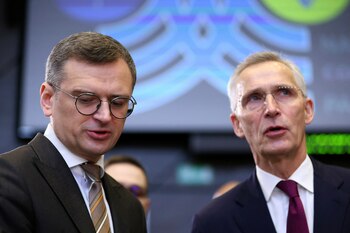 El Ministro de Asuntos Exteriores de Ucrania, Dmytro Kuleba, y el Secretario General de la OTAN, Jens Stoltenberg, participan en una reunión del Consejo OTAN-Ucrania en la sesión de Ministros de Asuntos Exteriores en la sede de la Alianza en Bruselas, Bélgica, el 4 de abril de 2024. REUTERS/Johanna Geron/Pool
