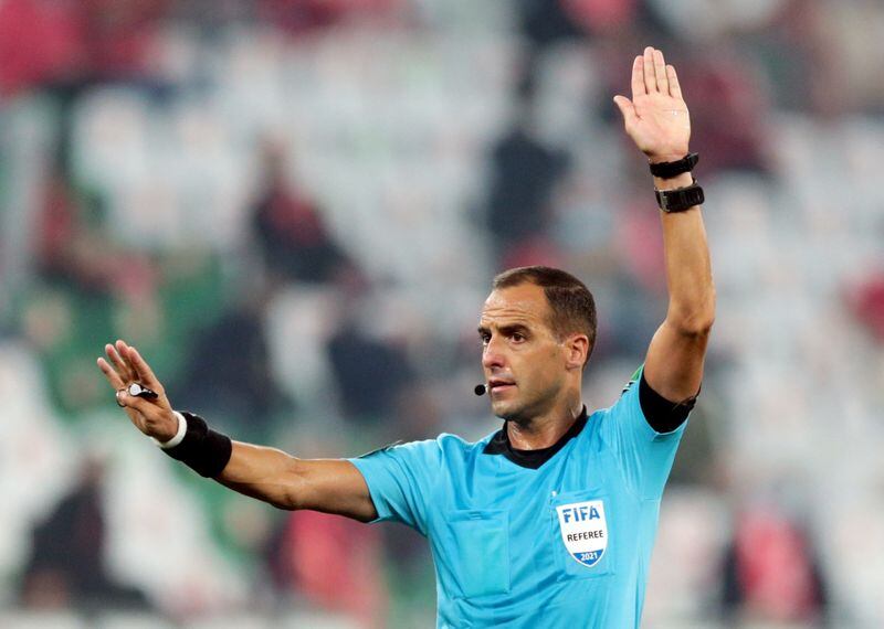 Esteban Ostojich, el árbitro uruguayo que dirigirá en el Cilindro (REUTERS/Mohammed Dabbous)