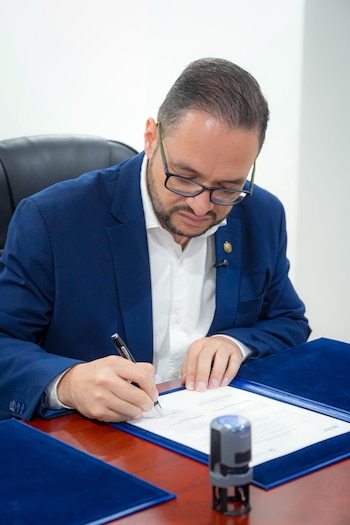 Daniel Méndez, secretario de Innovación, firmó el convenio con Incaf. Previamente aseguró que Certifícate retoma el anuncio de Nayib Bukele en 2025 para ofrecer educación gratuita, asincrónica y virtual en El Salvador./ (Secretaría de Prensa)