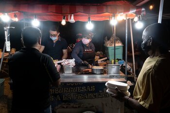 La gente compra comida de
