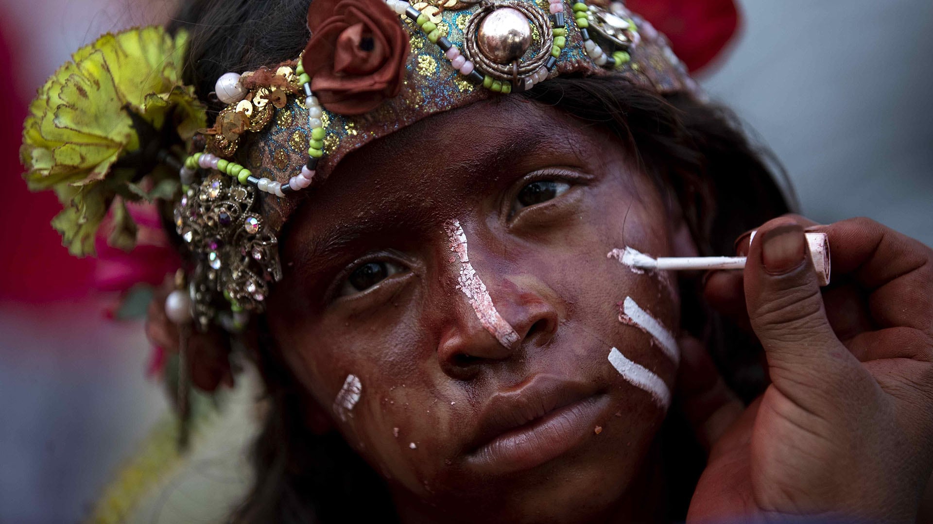 -FOTODELDÍA- NI5014. MANAGUA (NICARAGUA), 10/08/2019: Una niña es disfrazada de Indio Rojo para participar de una vigilia en honor a Santo Domingo de Guzmán, en Managua (Nicaragua). EFE/Jorge Torres.