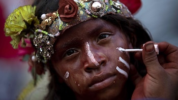 -FOTODELDÍA- NI5014. MANAGUA (NICARAGUA), 10/08/2019: Una niña es disfrazada de Indio Rojo para participar de una vigilia en honor a Santo Domingo de Guzmán, en Managua (Nicaragua). EFE/Jorge Torres.