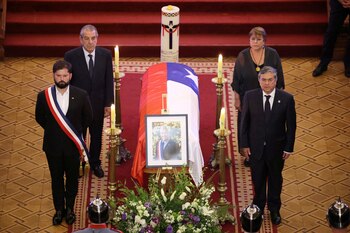 El presidente Gabriel Boric y los ex mandatarios Michelle Bachelet y Eduardo Frei en el velatorio de Sebastián Piñera (Paul Plaza/Senado de la Republica de Chile/Handout via REUTERS)