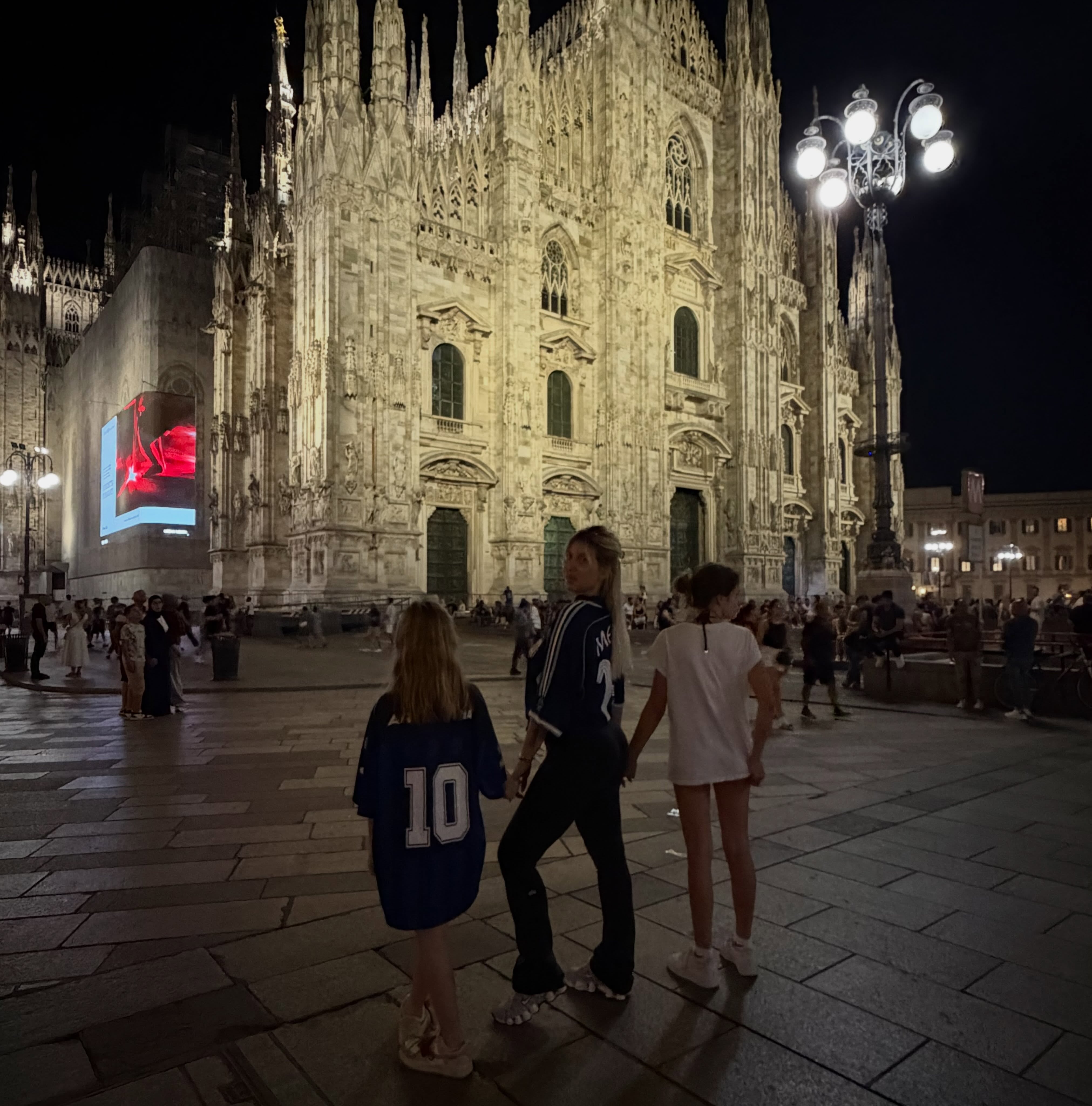 Wanda Nara y sus hijos visitan la Plaza del Duomo de Milán por la noche.