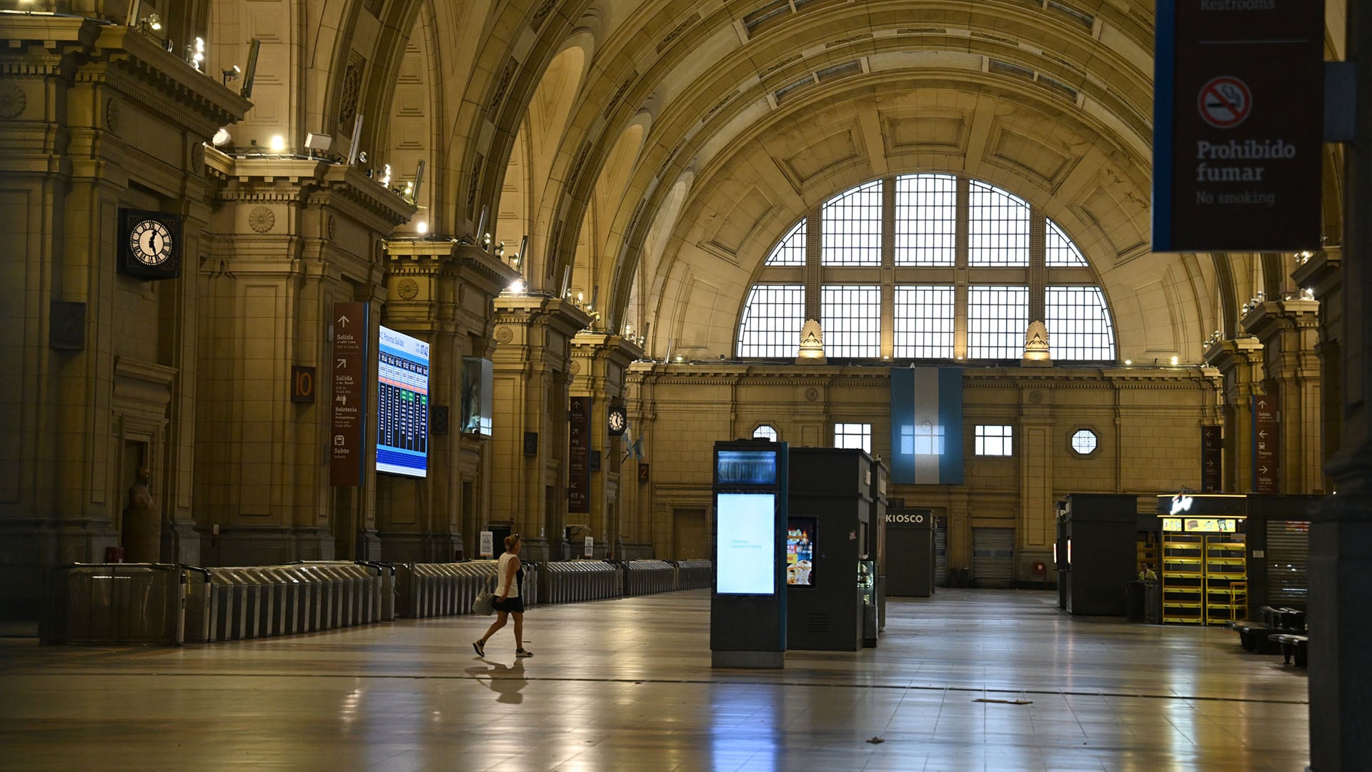 La Estación Constitución de Buenos Aires, casi desierta, refleja el impacto del paro general convocado por la CGT en protesta contra la reforma laboral. (Foto: Maximiliano Luna)