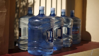 Filas de botellas de agua garantizan el suministro doméstico