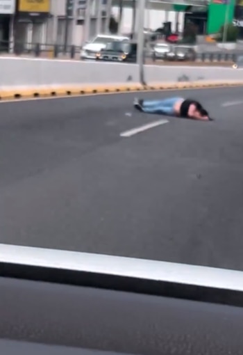 El presunto incidente vial quedó registrado por otros automovilistas y rápidamente se volvió viral en plataformas digitales.