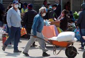 Un trabajador transporta productos en