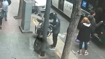 Robaba motos en Recoleta y alardeaba de sus ataques en TikTok: lo detuvieron cuando salía de su casa en Lanús