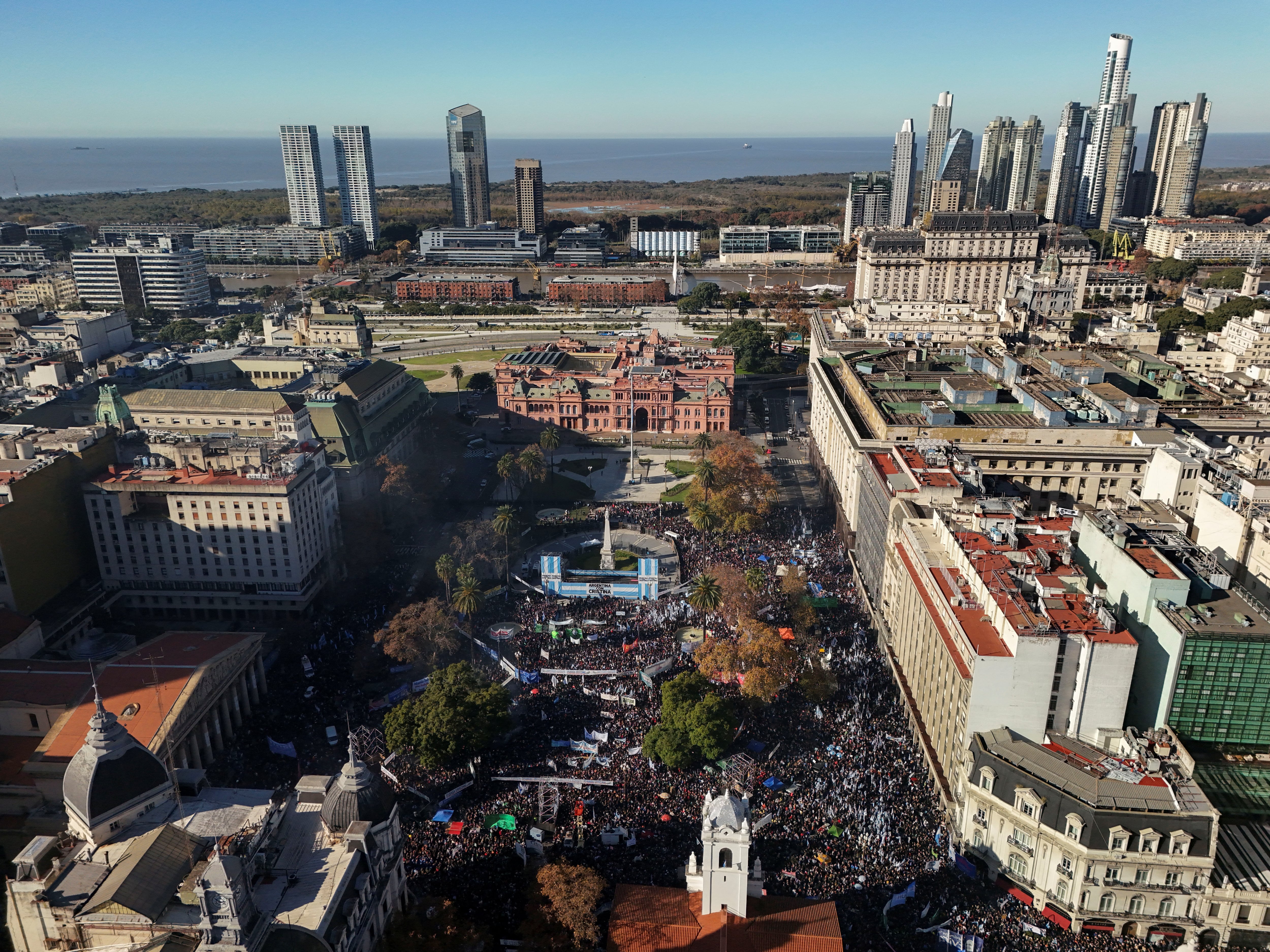 La marcha con la Casa Rosada de fondo (REUTERS)
