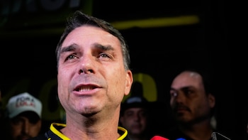 Flávio Bolsonaro llamó “tirano” al juez Alexandre de Moraes por endurecer las restricciones sobre la prisión domiciliaria de su padre