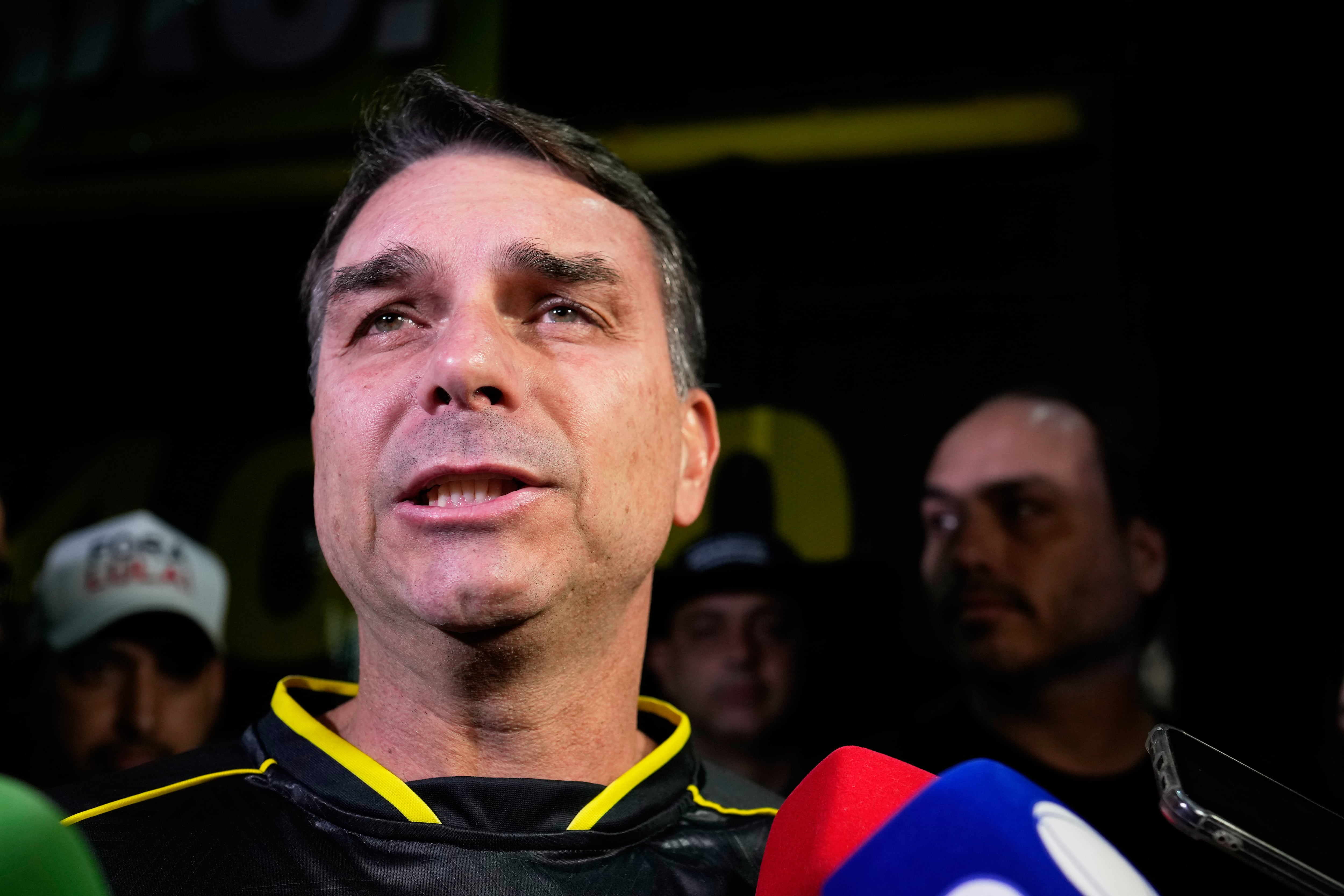 Flávio Bolsonaro llamó “tirano” al juez Alexandre de Moraes por endurecer las restricciones sobre la prisión domiciliaria de su padre