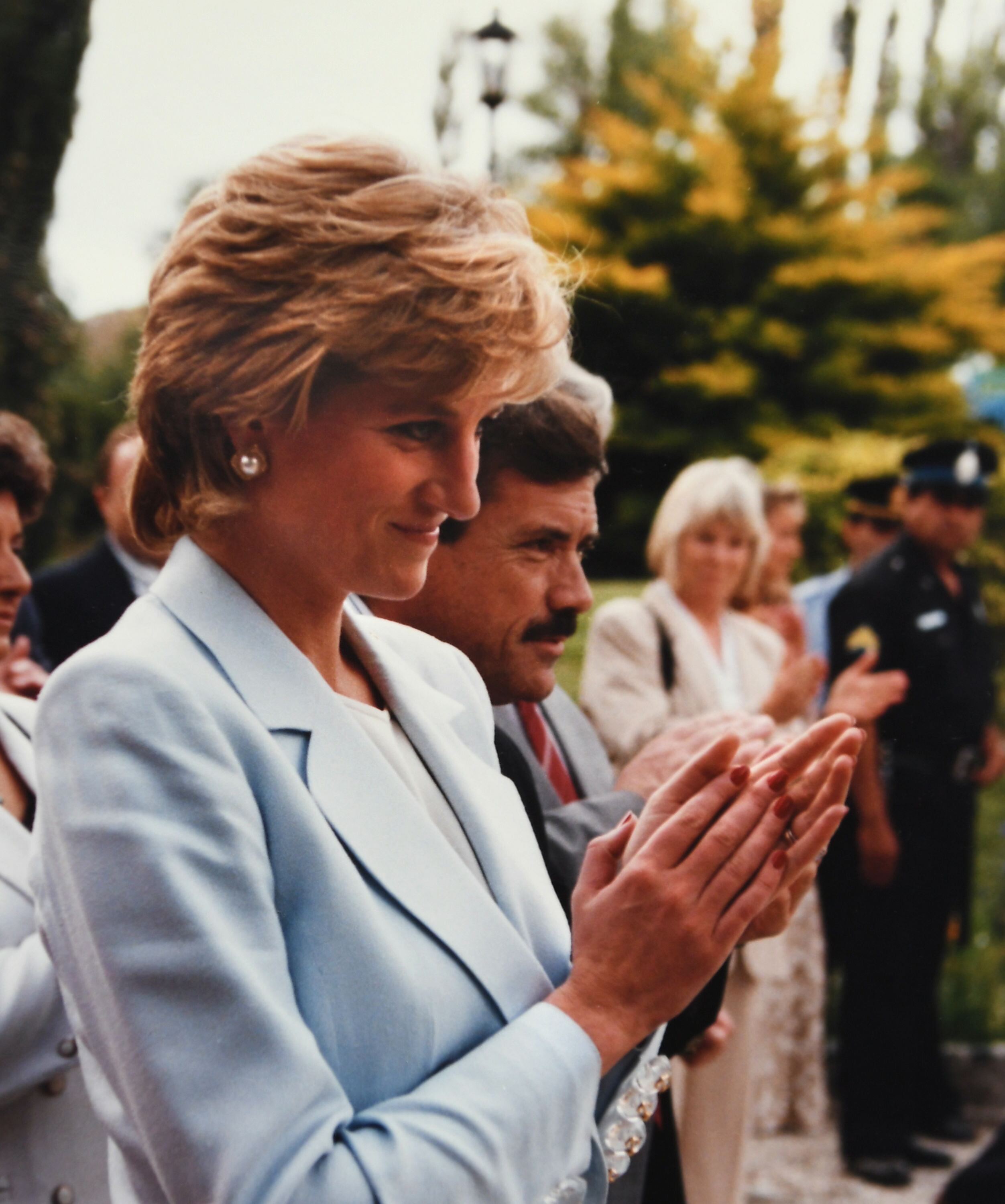 La princesa sonriente junto al gobernador de Chubut Carlos Maestro