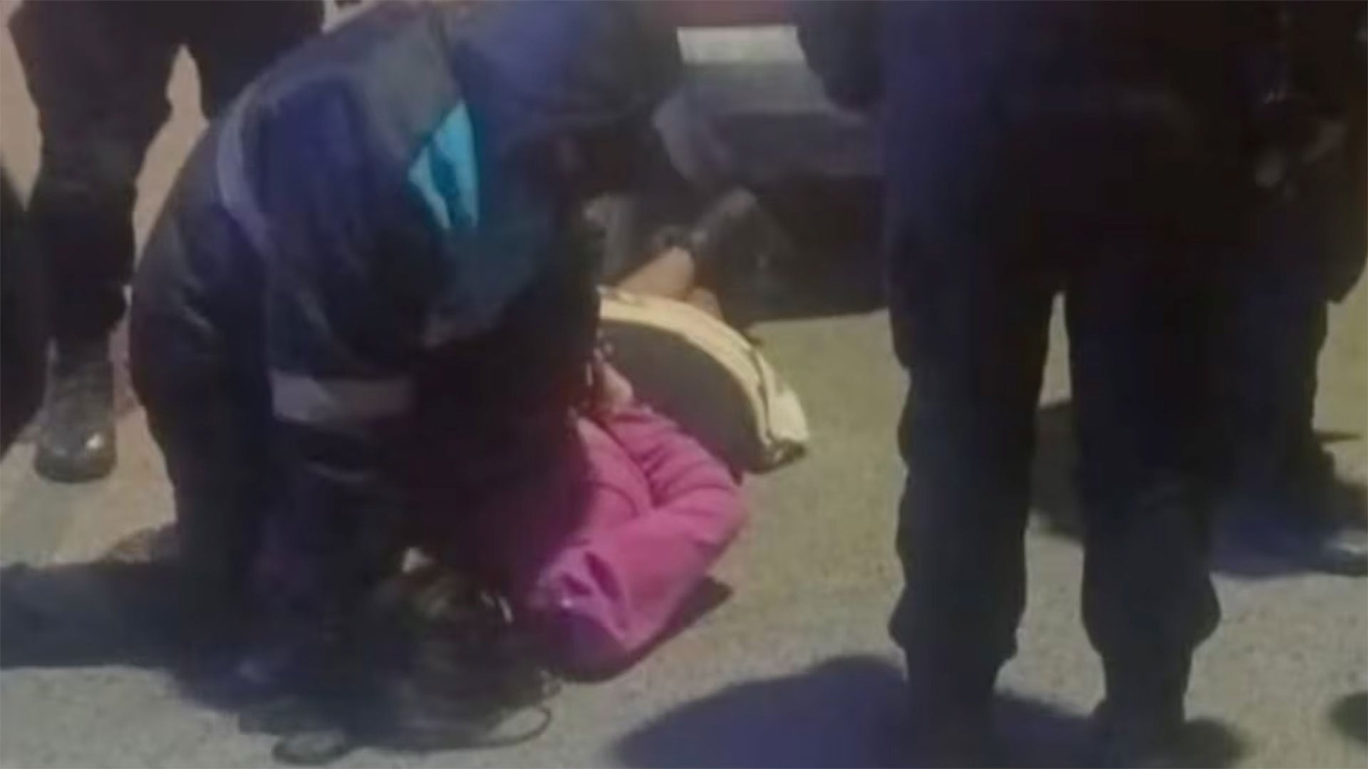 El momento en que Eva Daniela Alcocer Jaldin fue detenida. (Captura Seta TV)