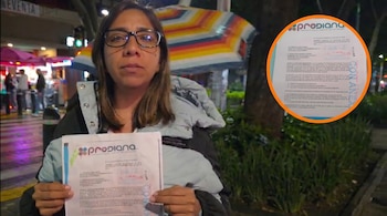 Una mujer con gafas sostiene un documento de la organización PRODIANA frente a un fondo urbano borroso, y un segundo documento de PRODIANA se muestra en un círculo.