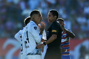 Paolo Guerrero reclamó al árbitro