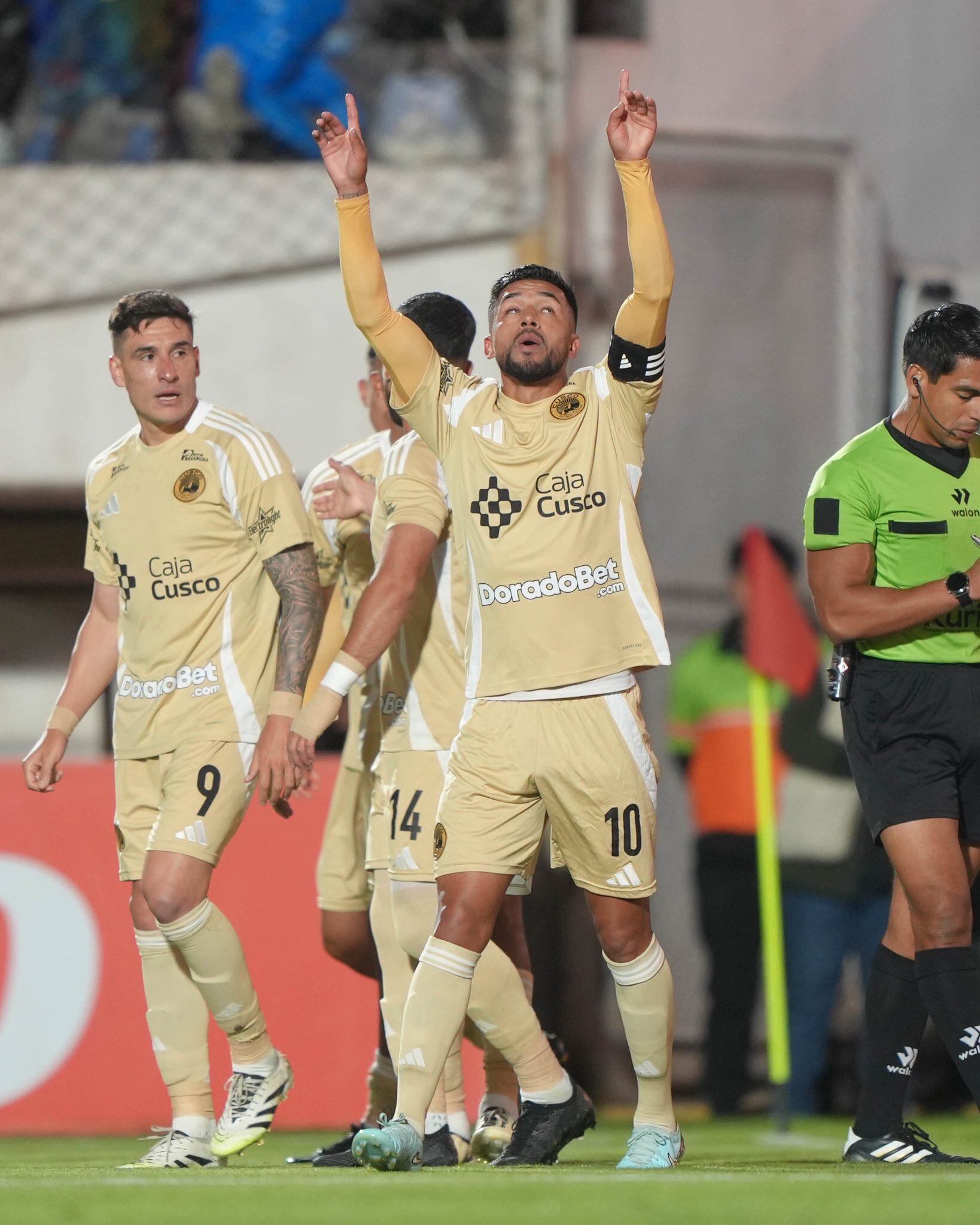 El árbitro Bruno Pérez validando el gol de penal de Iván Colman de Cusco FC ante Sporting Cristal. - créditos: Liga 1