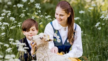 Las enternecedoras imágenes de la princesa Estelle a lo Blancanieves en el Día Nacional de Suecia: traje tradicional y rodeada de animales junto a su hermano