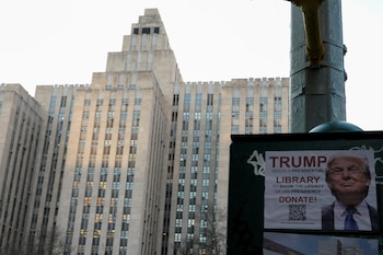 Un cartel que representa el ex presidente de Estados Unidos Donald Trump se ve fuera de la Corte Penal de Manhattan, después de la acusación de Trump por un gran jurado de Manhattan tras una investigación sobre el dinero de silencio pagado a la estrella porno Stormy Daniels, en la ciudad de Nueva York, Estados Unidos, 4 de abril de 2023. REUTERS/Eduardo Muñoz