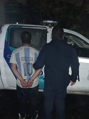 Lo redujeron después de generar disturbios en una esquina de Gonnet (X: Hechosanderecho)