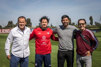 Gianluca Lapadula junto a Juan
