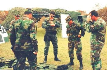 En el centro, el comisario