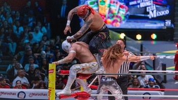 Averno traiciona a Místico y le arranca la máscara tras vencer a Zandokan Jr. y Star Jr.