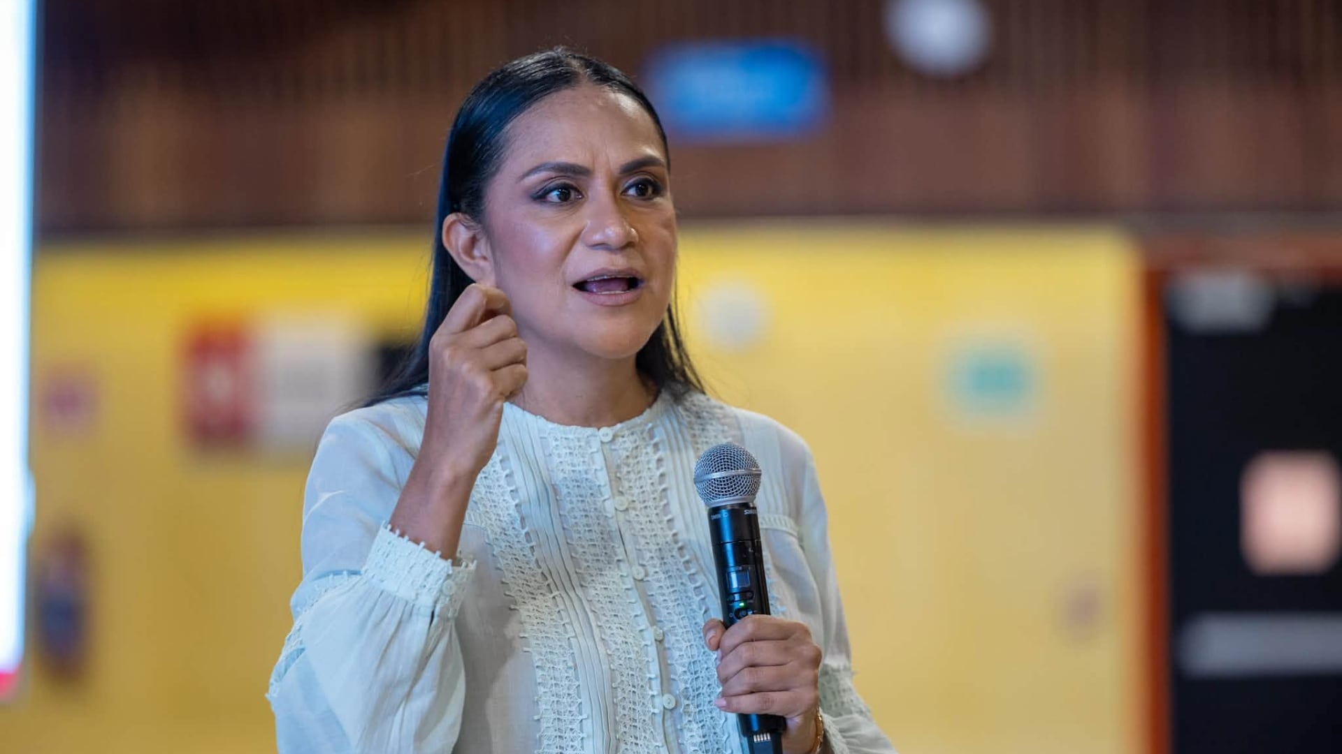 Ariadna Montiel Reyes, figura política de Morena, se dirige al público con un micrófono en un evento de respaldo a Claudia Sheinbaum. (Ariadna Montiel Reyes )
